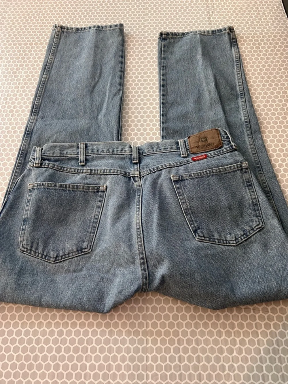 Wrangler Men's Straight Light Blue Denim Jeans. Size 38x42